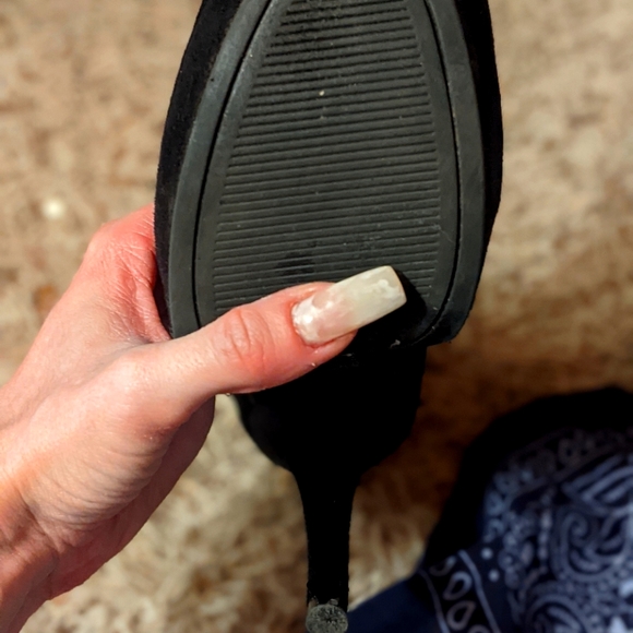 Black Pumps - Picture 3 of 3